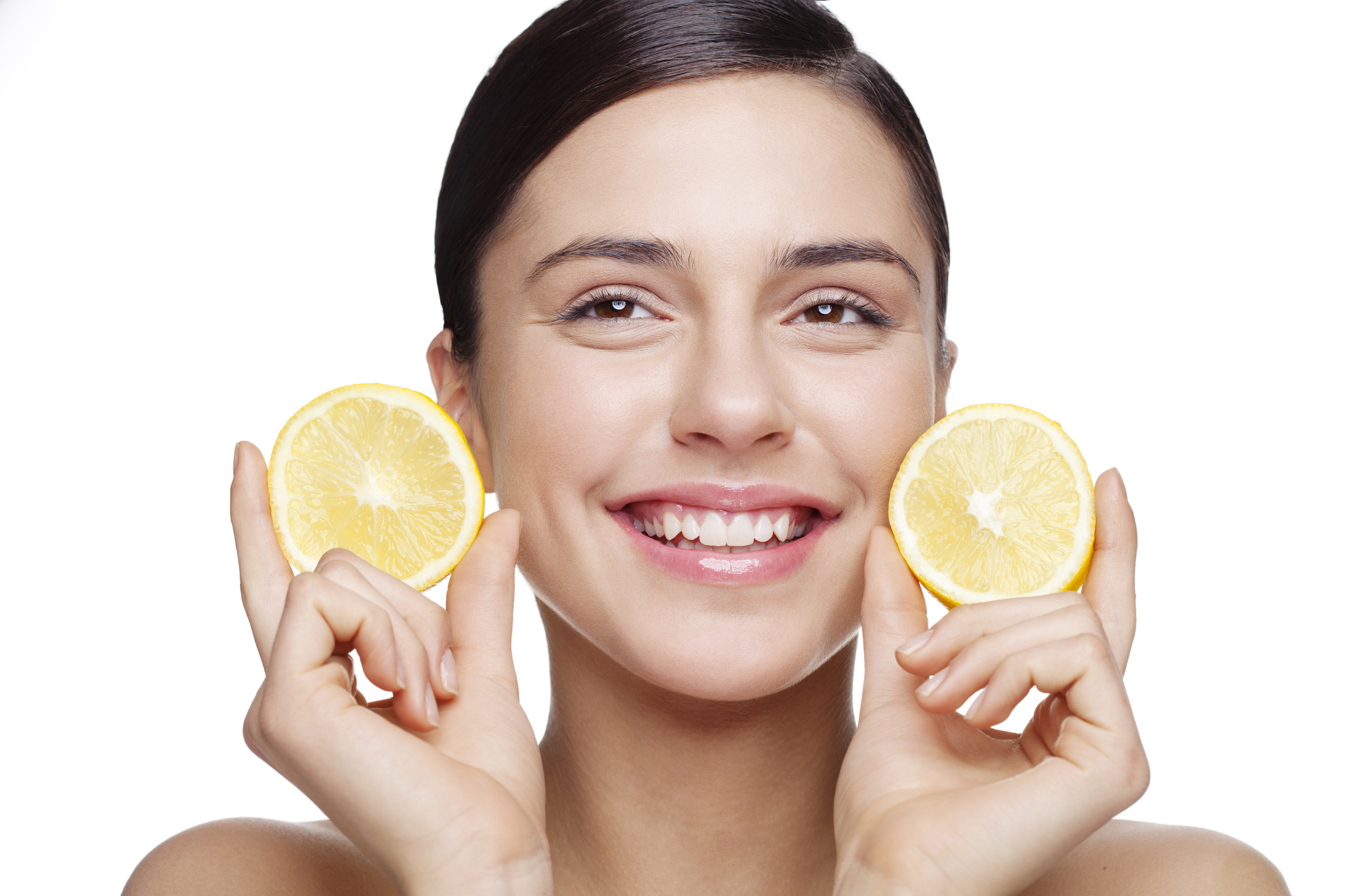 Протирать лицо. Лимон с лицом. Отбеливание кожи. Отбеливание кожи лимоном. Лимон для кожи лица.